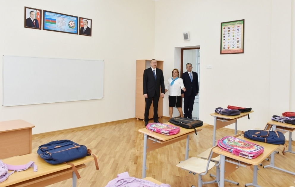 Präsident Ilham Aliyev besucht Mittelschule Nr. 208 im Surachani Rayon nach gründlicher Renovierung