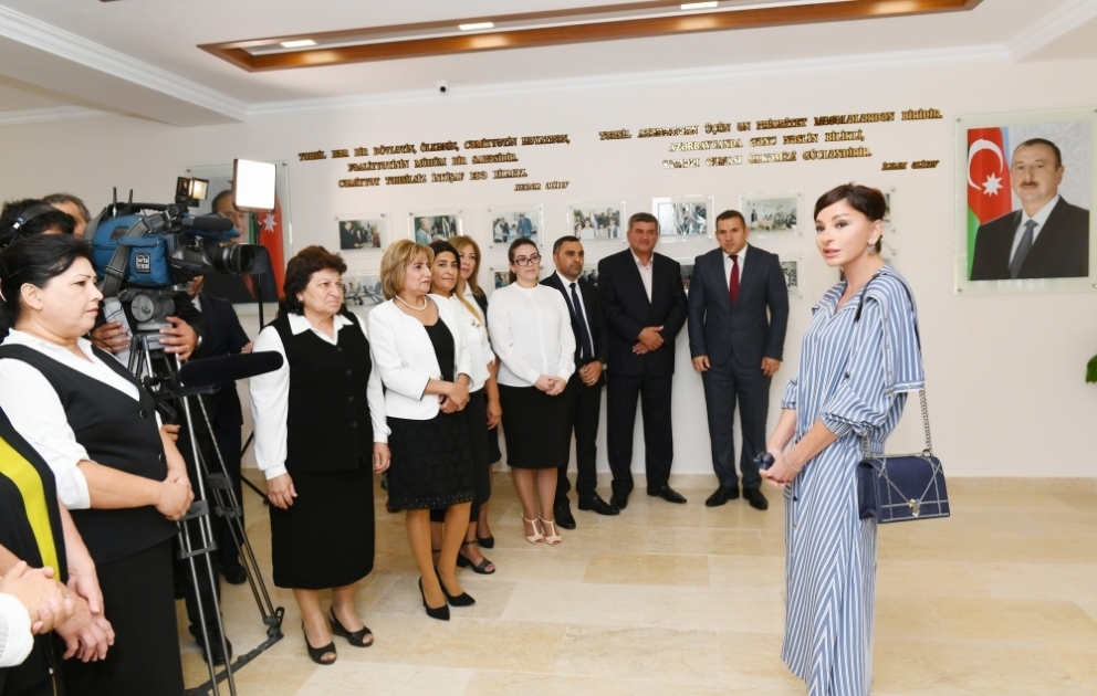 La première vice-présidente Mehriban Aliyeva visite l’école secondaire №113 à Kurdékhany