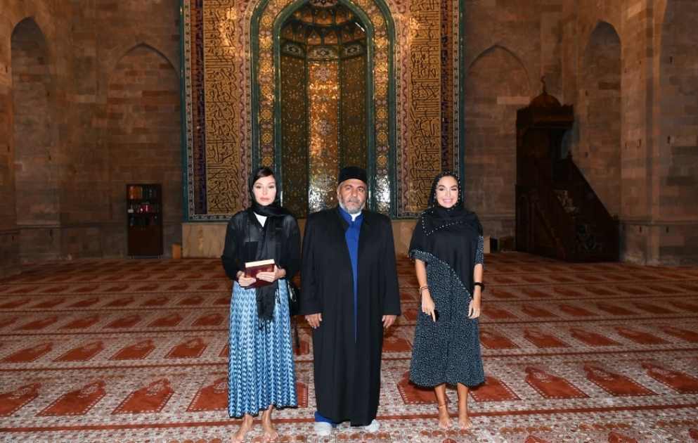 La première vice-présidente Mehriban Aliyeva visite la mosquée Djuma de Chamakhy