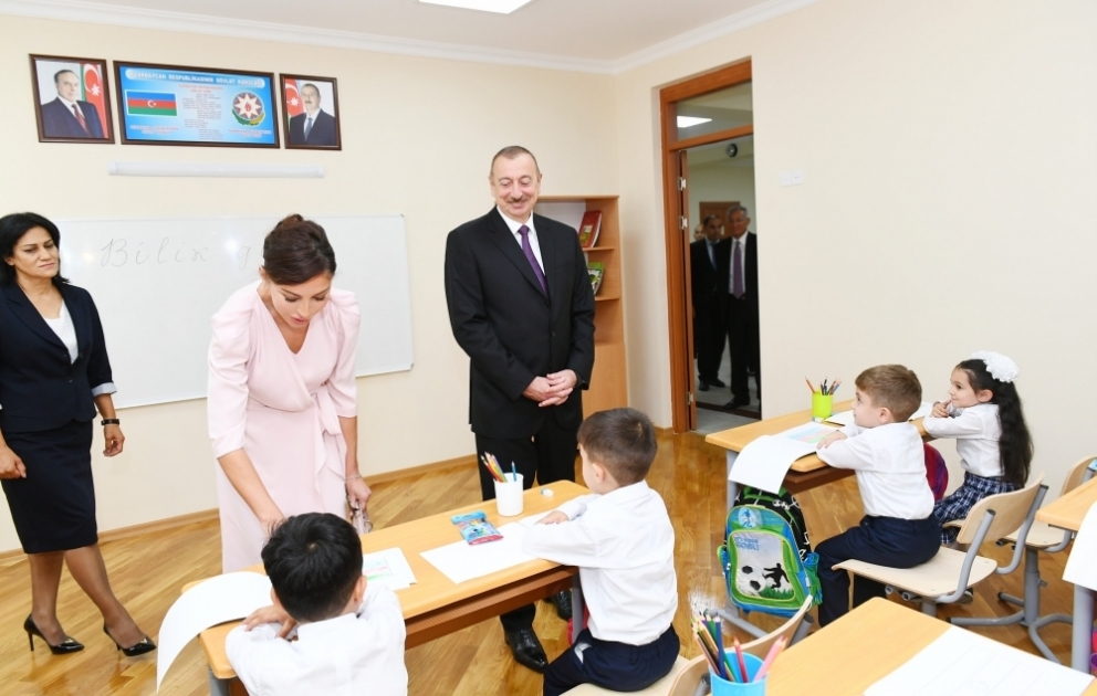 Prezident İlham Əliyev Bakının Binəqədi rayonundakı 300 nömrəli məktəbin yeni tədris kompleksinin açılışında iştirak edib