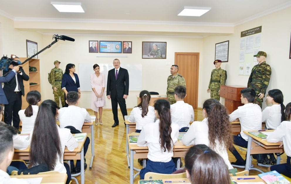 Президент Ильхам Алиев принял участие в открытии нового учебного комплекса школы номер 300 в Бинагадинском районе города Баку