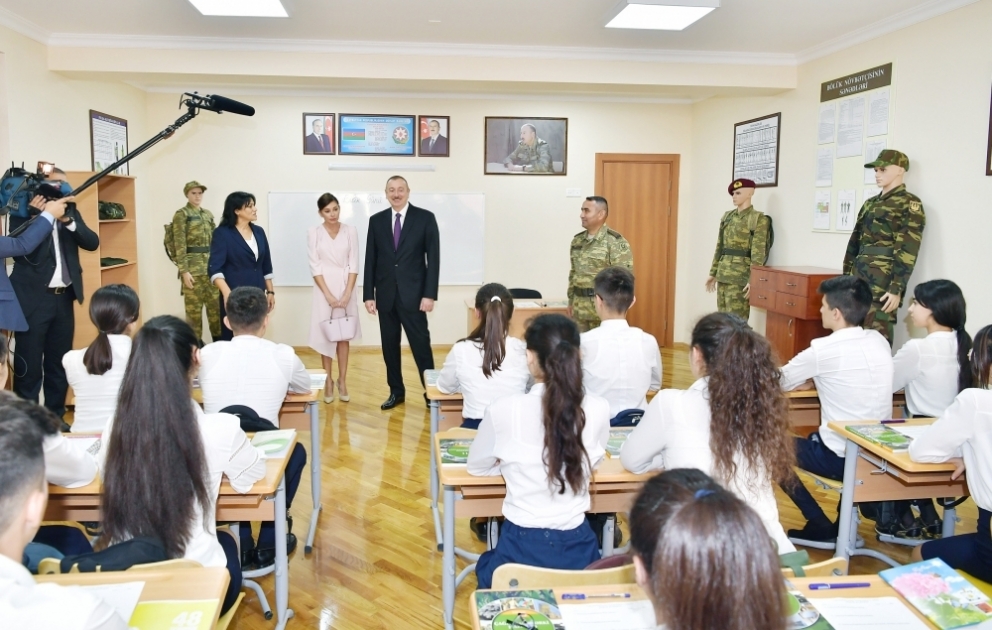 Präsident Ilham Aliyev weiht neues Lehrgebäude der Mittelschule Nr. 300 im Binagadi Rayon ein