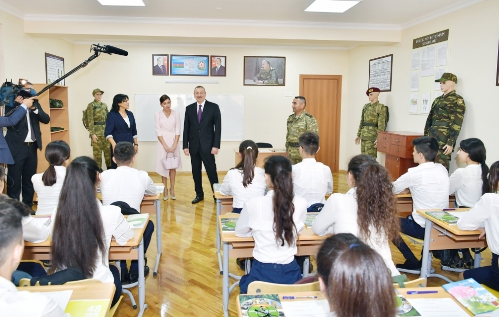 Le président Ilham Aliyev inaugure le nouveau complexe de l’école №300 à Binéguédi