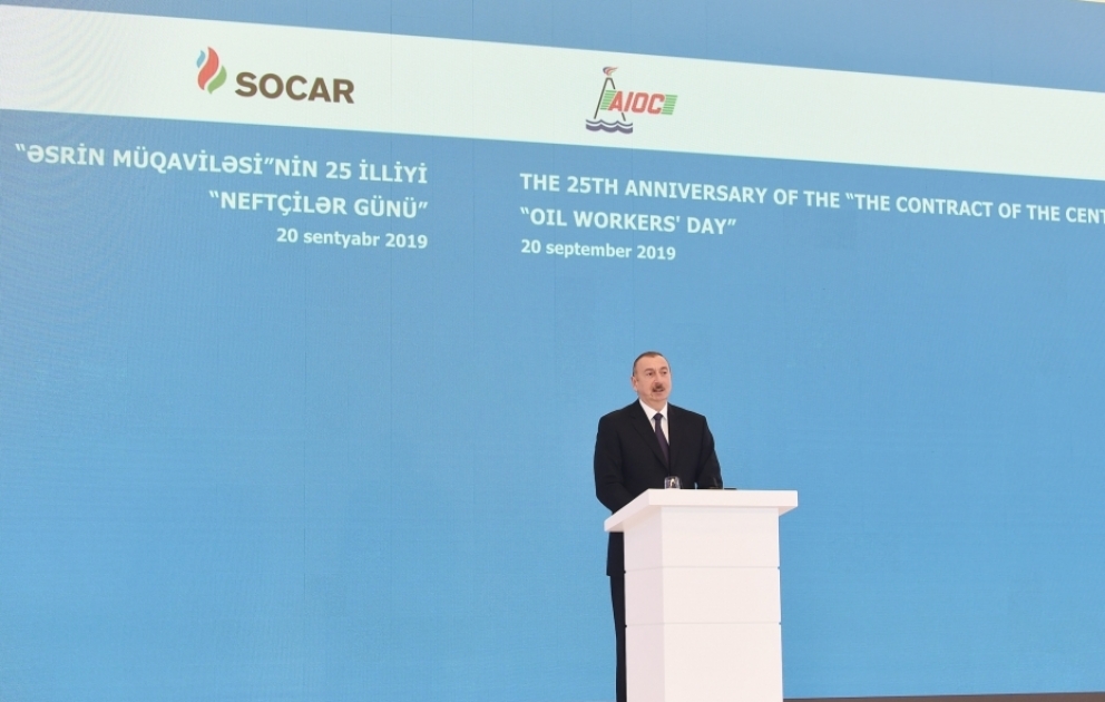 Prezident İlham Əliyev “Əsrin müqaviləsi”nin 25 illiyi və Neftçilər Günü münasibətilə keçirilən mərasimdə iştirak edib