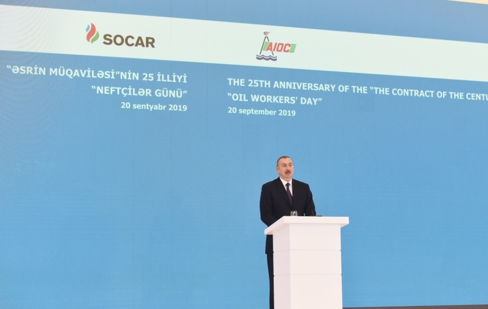 Präsident Ilham Aliyev nimmt an Veranstaltung zum 25. Jahrestag des “Jahrhundertvertrags” und dem Tag der Ölarbeiter teil