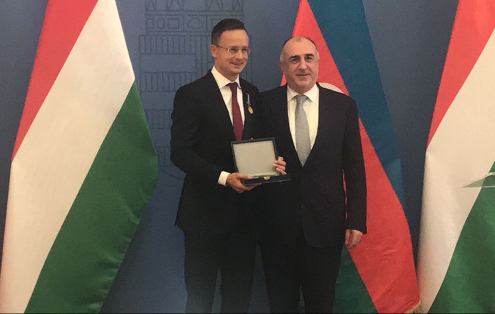 Macarıstan nazirinə Azərbaycanın diplomatik xidmət orqanlarının 100 illiyi medalı təqdim olunub