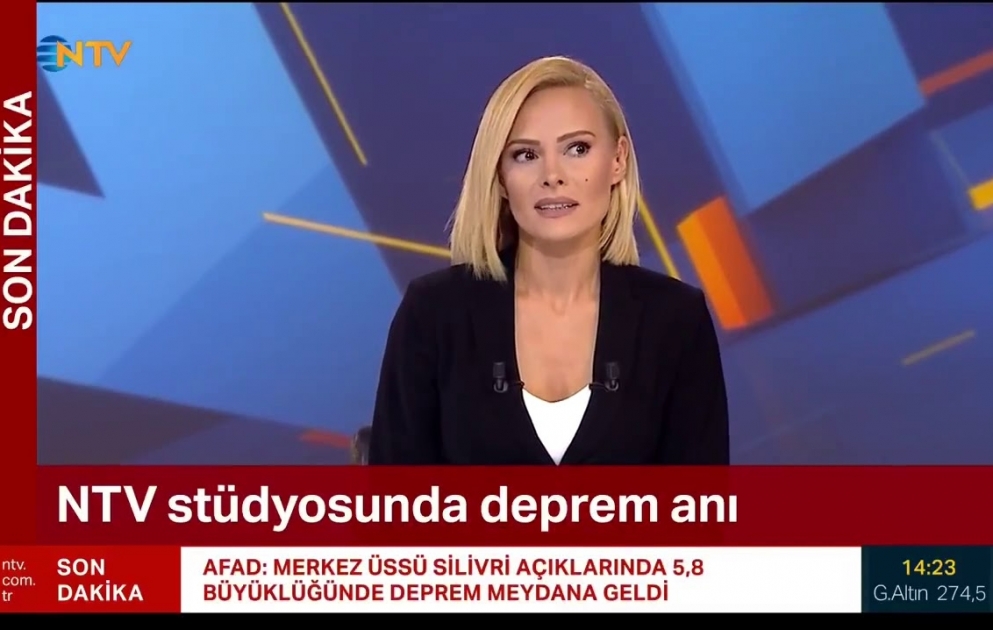NTV-nin studiyasında canlı yayım zamanı zəlzələ