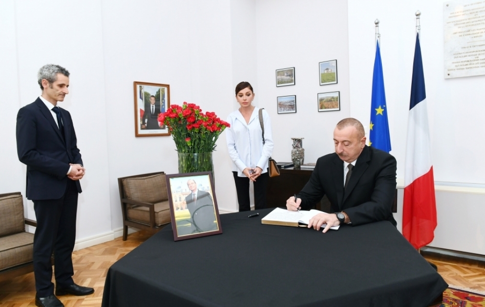 Le président azerbaïdjanais rend visite à l’ambassade de France à Bakou à la suite du décès de l’ancien président Jacques Chirac