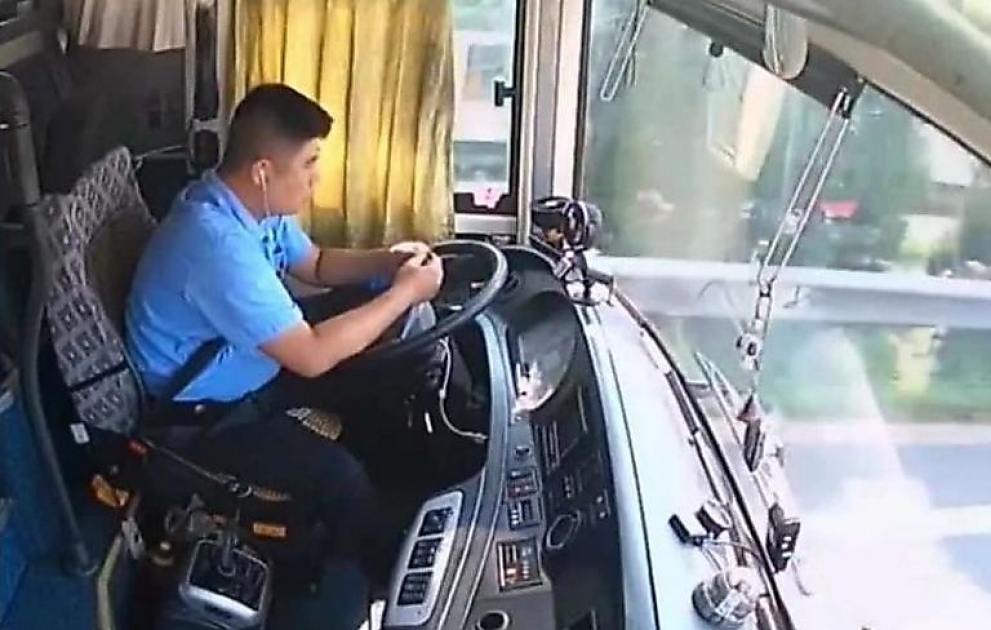 Sürücü avtobusda qələmlə oynadı, görün nə oldu - Çində