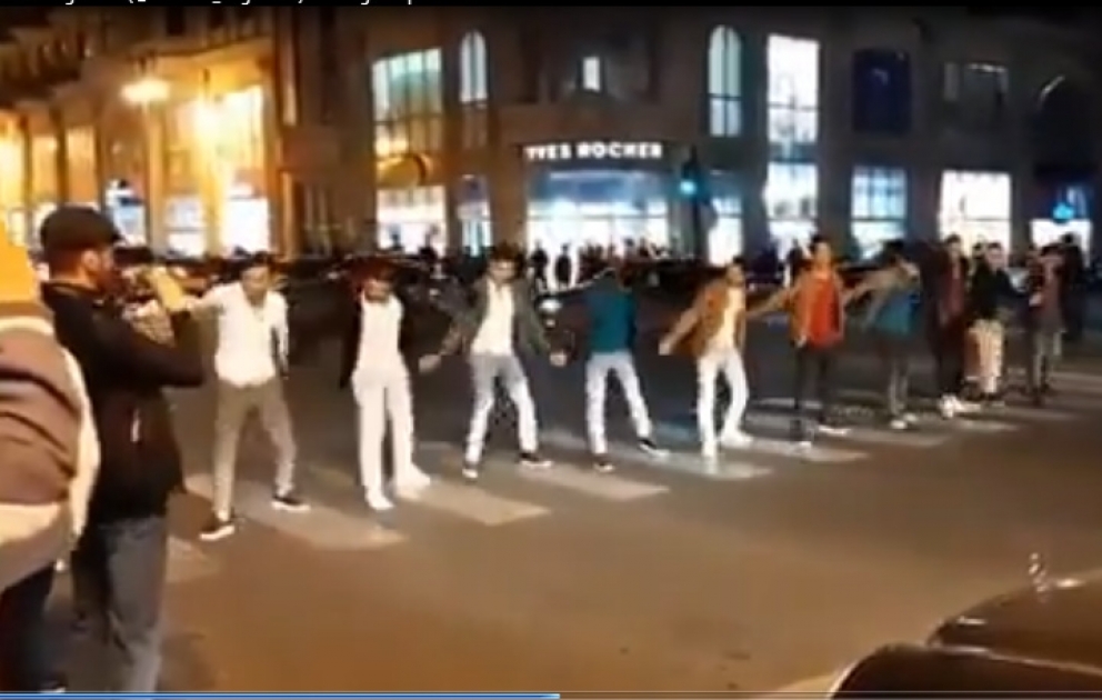Bakıda piyada keçidində "Yallı"