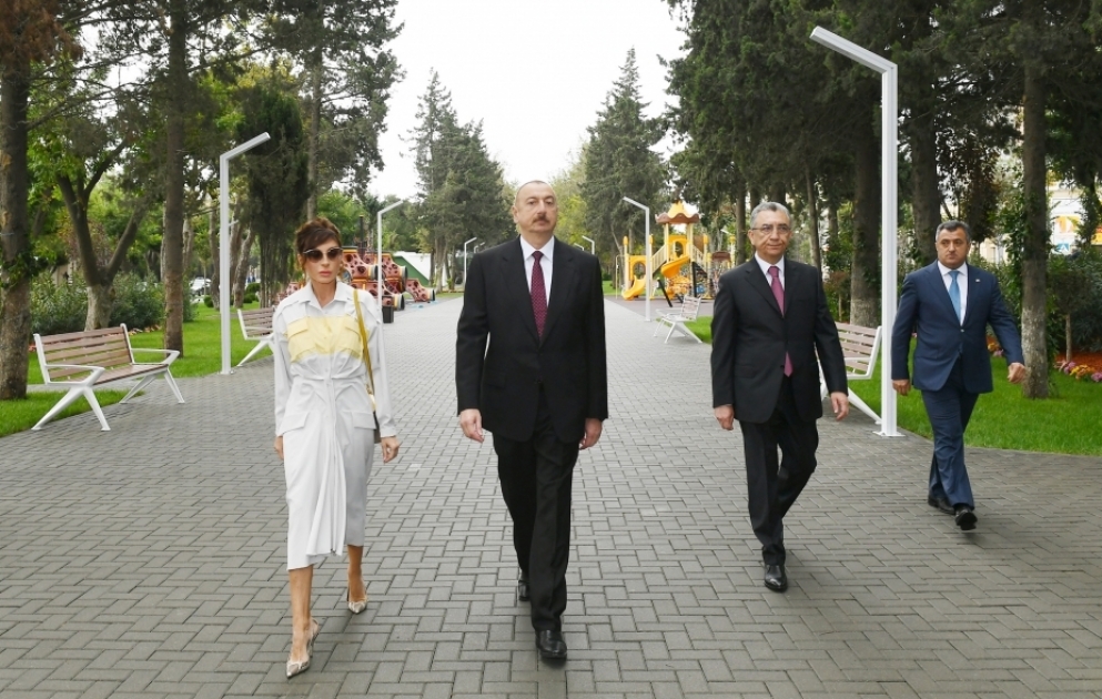Prezident İlham Əliyev Bakının Atatürk prospektində yerləşən parkda əsaslı yenidənqurmadan sonra yaradılan şəraitlə tanış olub