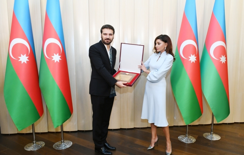 Birinci vitse-prezident Mehriban Əliyeva məşhur müğənni və bəstəkar Sami Yusufa Azərbaycan Prezidentinin fəxri diplomunu təqdim edib