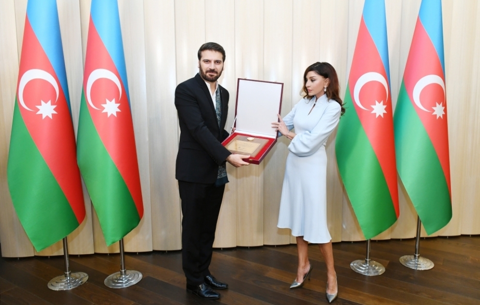 La première vice-présidente azerbaïdjanaise présente le diplôme honoraire du président azerbaïdjanais au chanteur Sami Yusuf