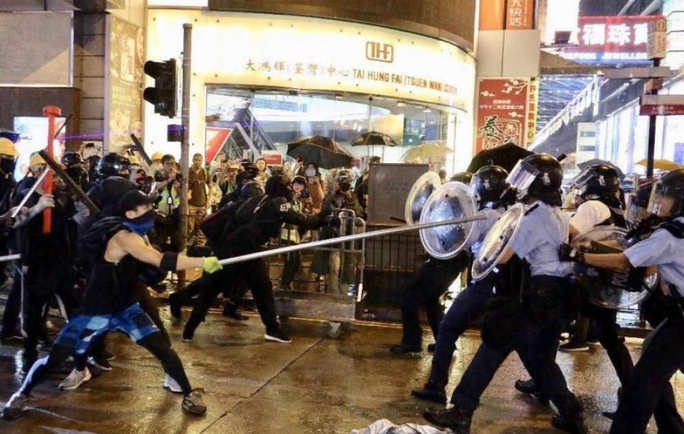 Polis Honkonqda qanunsuz saxlanılan xeyli soyuq silah və "molotov kokteyli" aşkarlayıb