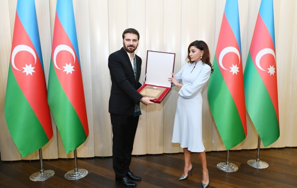 First Vice-President Mehriban Aliyeva presented honorary diploma of the President of Azerbaijan to famous singer and composer Sami Yusuf