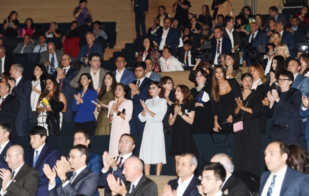 Zweites Nasimi- Poesie-, Kunst- und Musikfestival im Heydar Aliyev Zentrum mit Galakonzert beendet