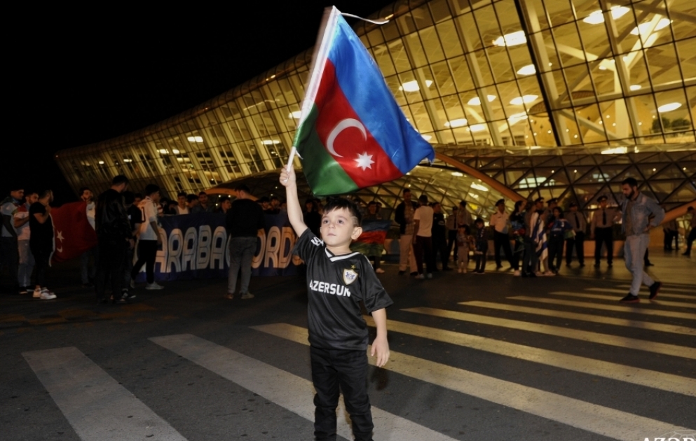 “Qarabağ” klubunun futbolçuları Lüksemburq zəfərindən sonra Vətənə qayıdıblar
