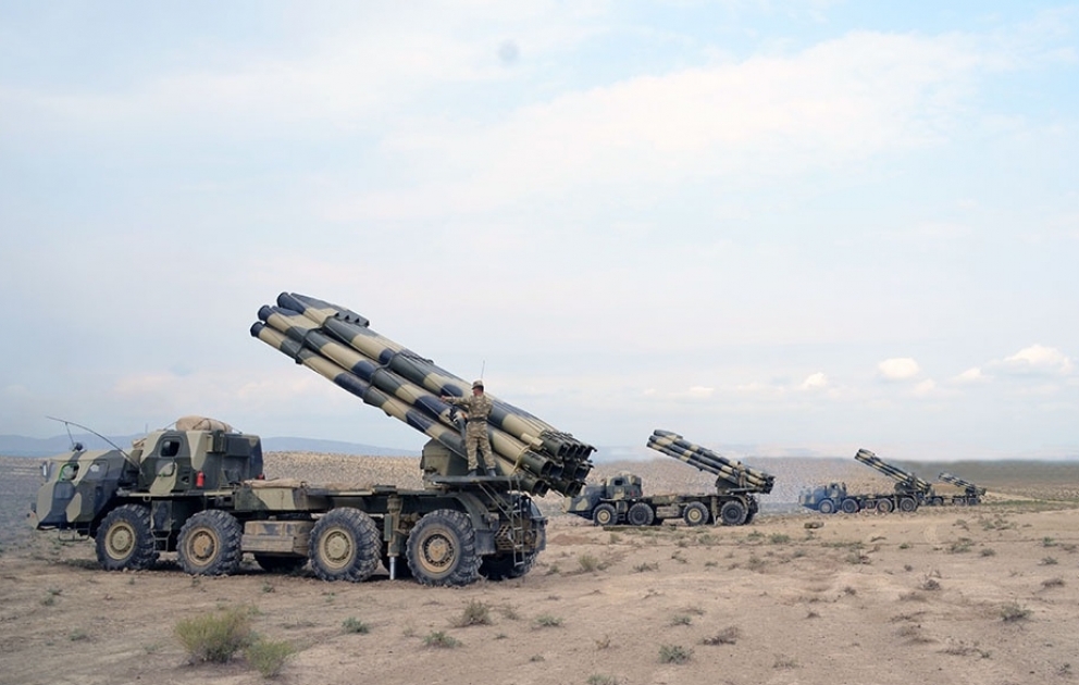 Raketen- und Artillerie-Einheiten führen Schießübungen durch