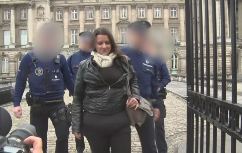 Polis “sarı jiletli” qadının Kral sarayına daxil olmasının qarsısını alıb
