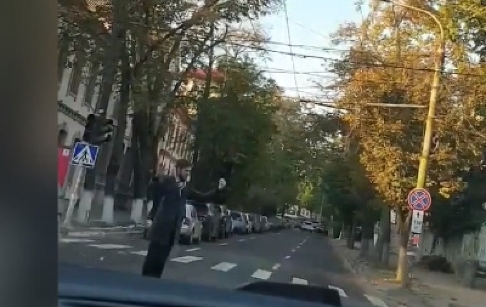В Молдове молодой человек выступил в роли регулировщика