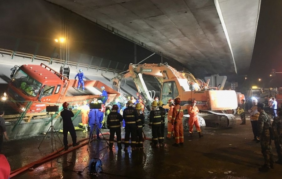 Overpass collapses on busy traffic in China