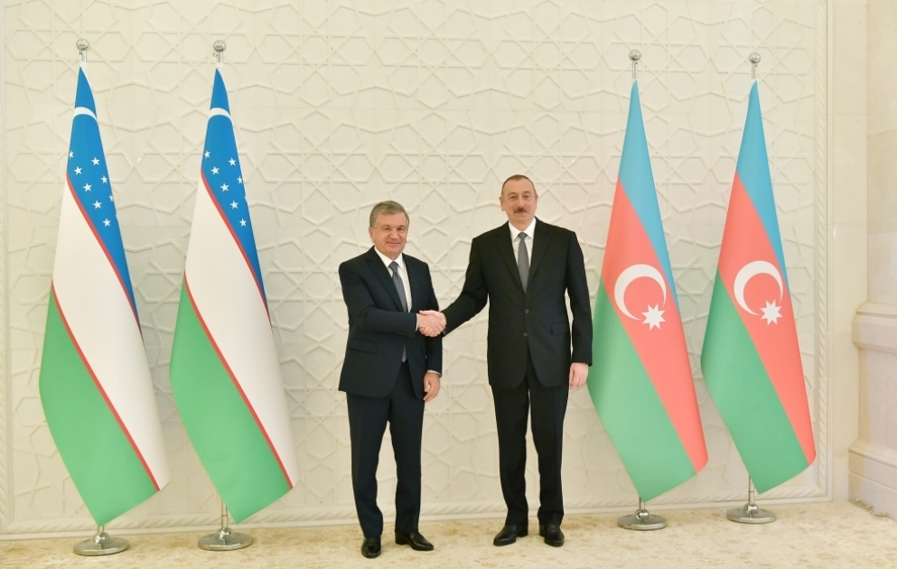 Präsident Ilham Aliyev trifft seinen usbekischen Amtskollegen Shavkat Mirziyoyev in Baku