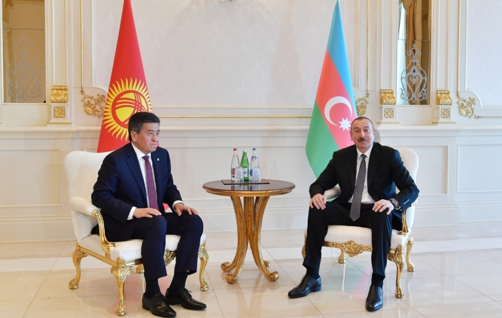 Präsident Ilham Aliyev trifft Kirgisiens Präsident Sooronbai Dscheenbekow in Baku