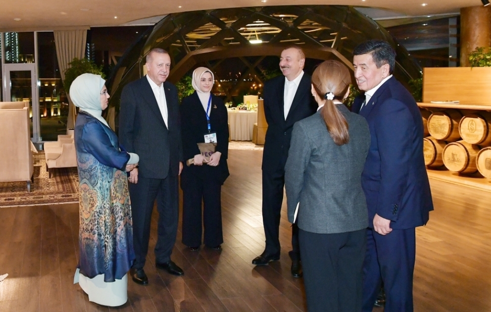 Gemeinsames Abendessen von Präsident Ilham Aliyev mit am VII. Gipfeltreffen des Türkischen Rates teilnehmenden Staats- und Regierungschefs