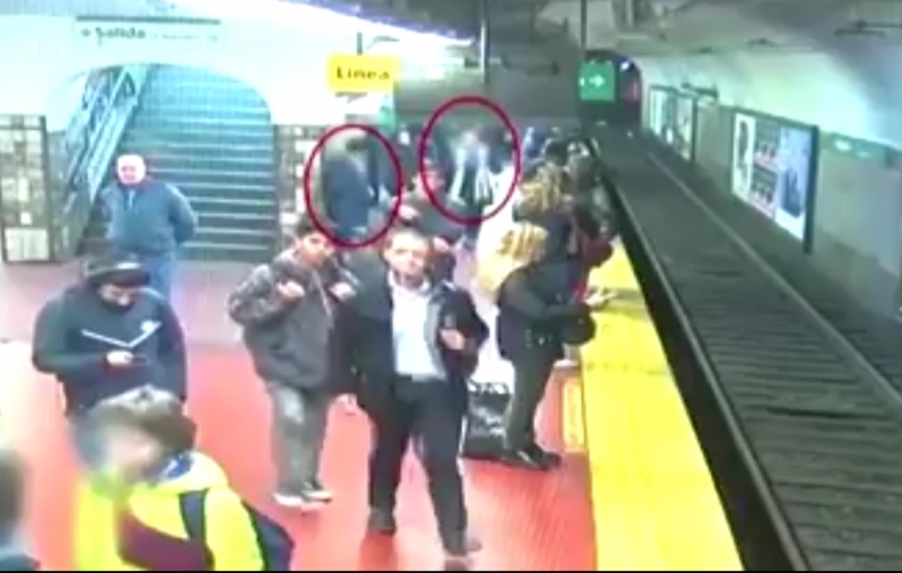 Sərnişinlər metroda qadını ölümdən xilas etdilər