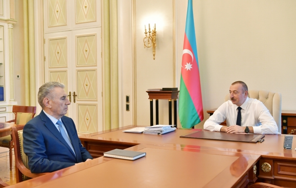Präsident Ilham Aliyev empfängt stellvertretenden Premierminister Ali Hasanov zur Amtsentlassung