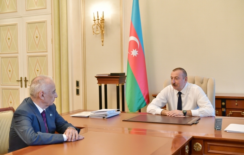 Präsident Ilham Aliyev empfängt stellvertretenden Premier Hajibala Abutalibov zur Enthebung von seinem Amt