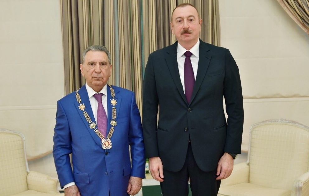 Präsident Ilham Aliyev empfängt Ramiz Mehdiyev und zeichnet ihn mit Orden “Heydar Aliyev“ aus