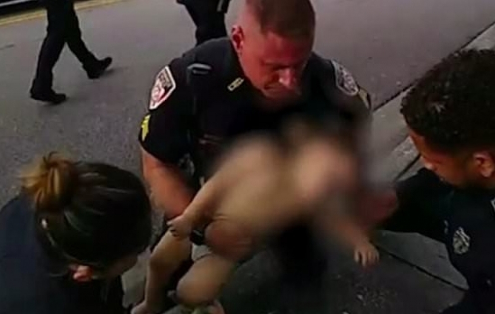 Nəfəs yoluna peçenye qırığı düşən körpəni polislər xilas etdi - ABŞ-da