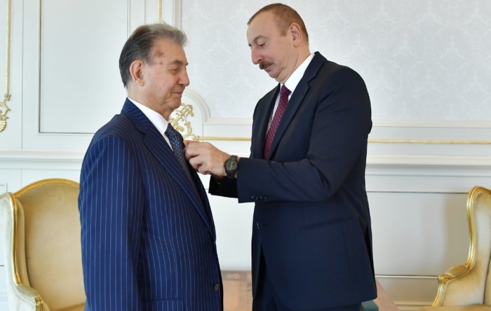Präsident Ilham Aliyev empfängt Akif Alizade und zeichnet ihn mit Arbeitsorden erster Klasse aus
