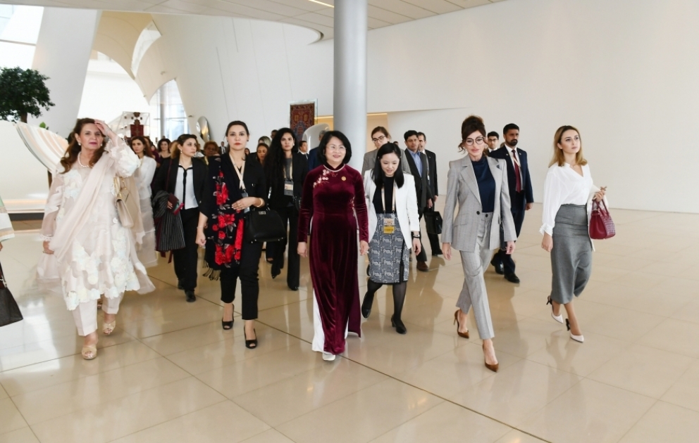 Ehegattinnen von Staats- und Regierungschefs, die am Gipfel der Bewegung der Blockfreien Staaten in Baku teilnehmen, lernen Heydar Aliyev Zentrum kennen   

Erste Vizepräsidentin von Aserbaidschan Mehriban Aliyeva trifft mit Besuchern zusammen