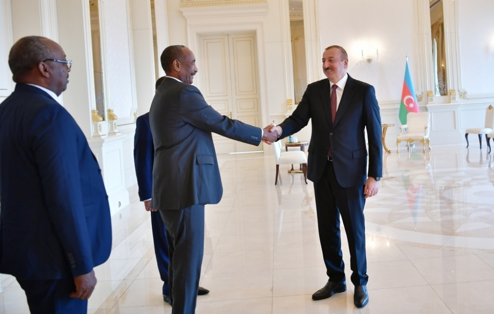 Treffen von Präsident Ilham Aliyev mit dem Vorsitzenden des Souveränen Rates im Sudan