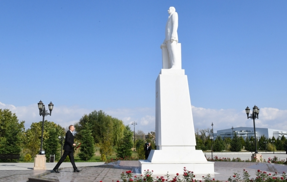 Prezident İlham Əliyev Ağdaşda ümummilli lider Heydər Əliyevin abidəsini ziyarət edib