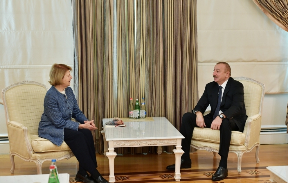 Staatspräsident Ilham Aliyev empfängt britische Delegation