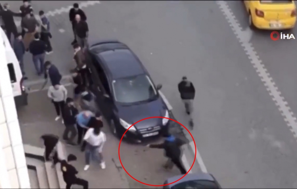 Istanbulda küçə davasında atışma anı videoya çəkildi