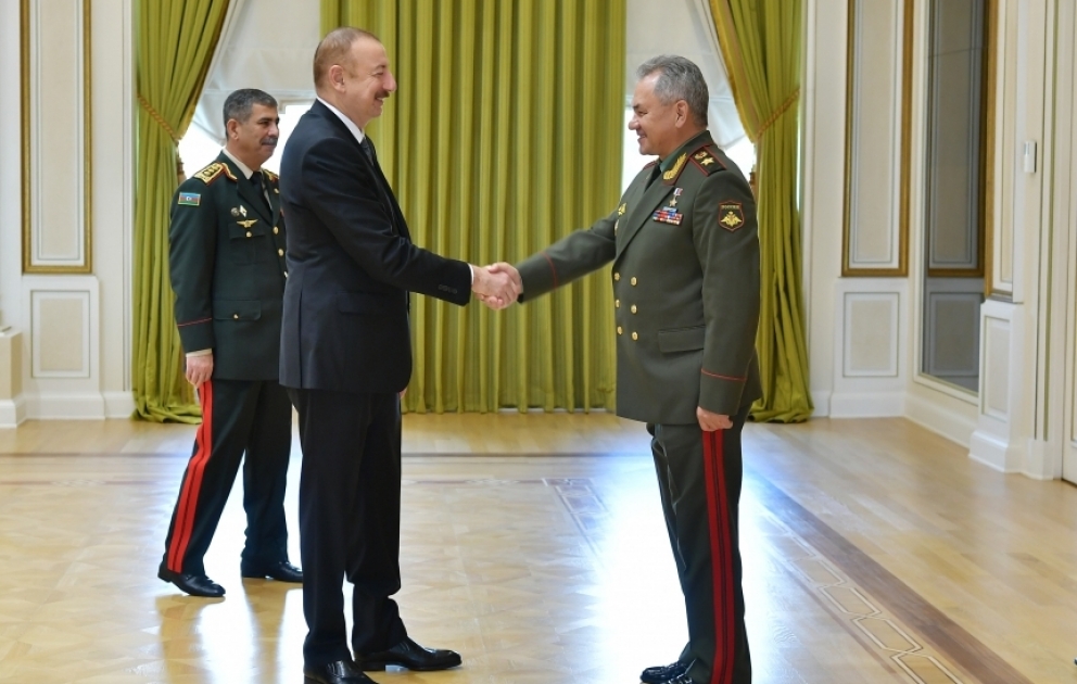 Le président Ilham Aliyev reçoit les participants de la réunion du Conseil des ministres de la défense de la CEI