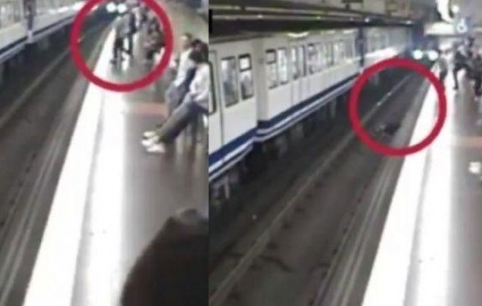 Fikri telefonda olan qadın metro relslərinə yıxıldı