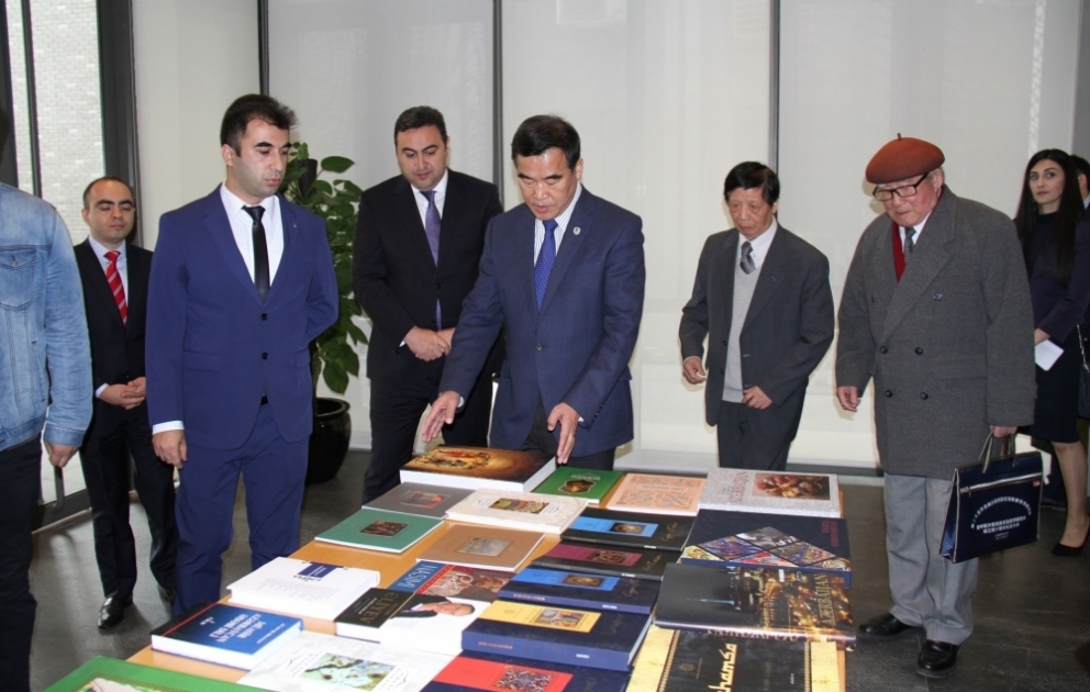 "Nəsimi ili" çərçivəsində Çində Azərbaycan dili və ədəbiyyatı sərgisi açılıb
