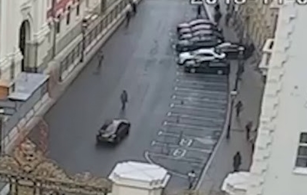 Автомобиль мэрии Москвы сбил пешехода прямо на парковке мэрии