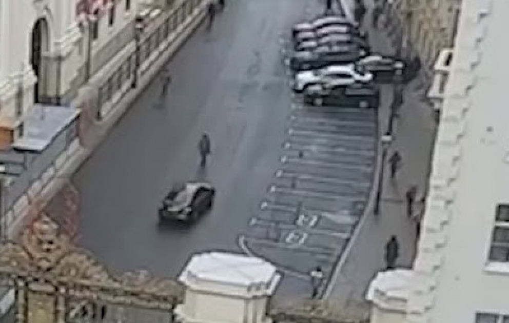 Moskva merinin xidməti avtomobili şəhər meriyasının qarşısındakı səkidə piyadanı vurdu