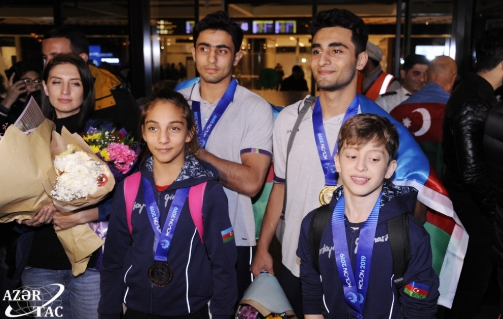 Avropa çempionatında uğurla çıxış edən gimnastlarımız Vətənə qayıdıblar