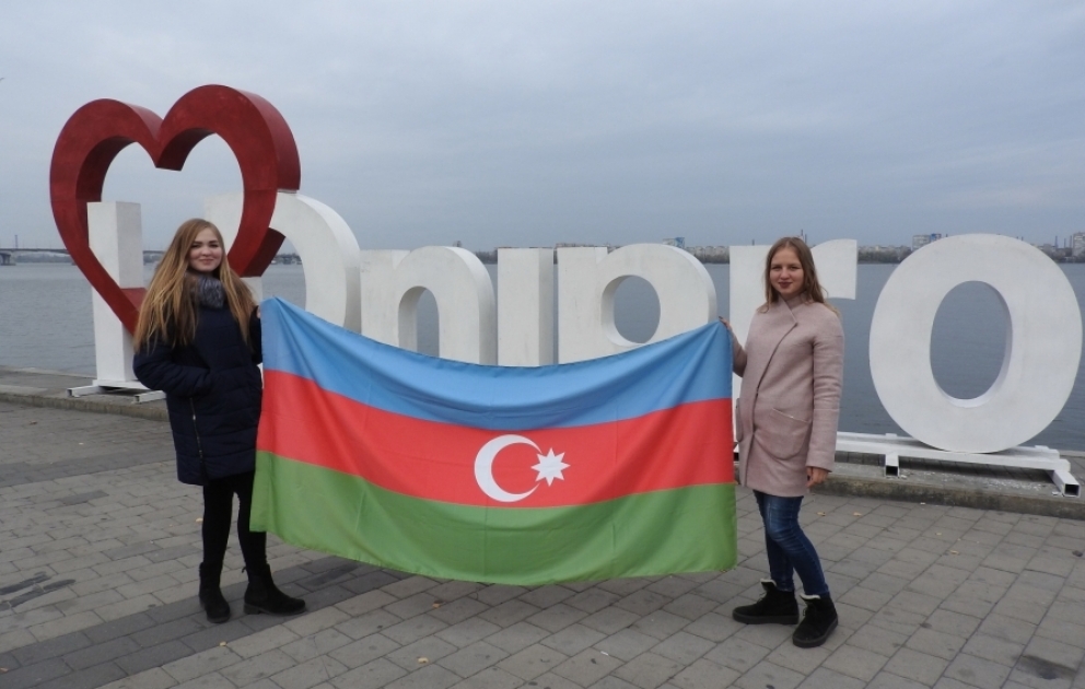 Dövlət Bayrağı Günü münasibətilə Dneprdə aksiya keçirilib