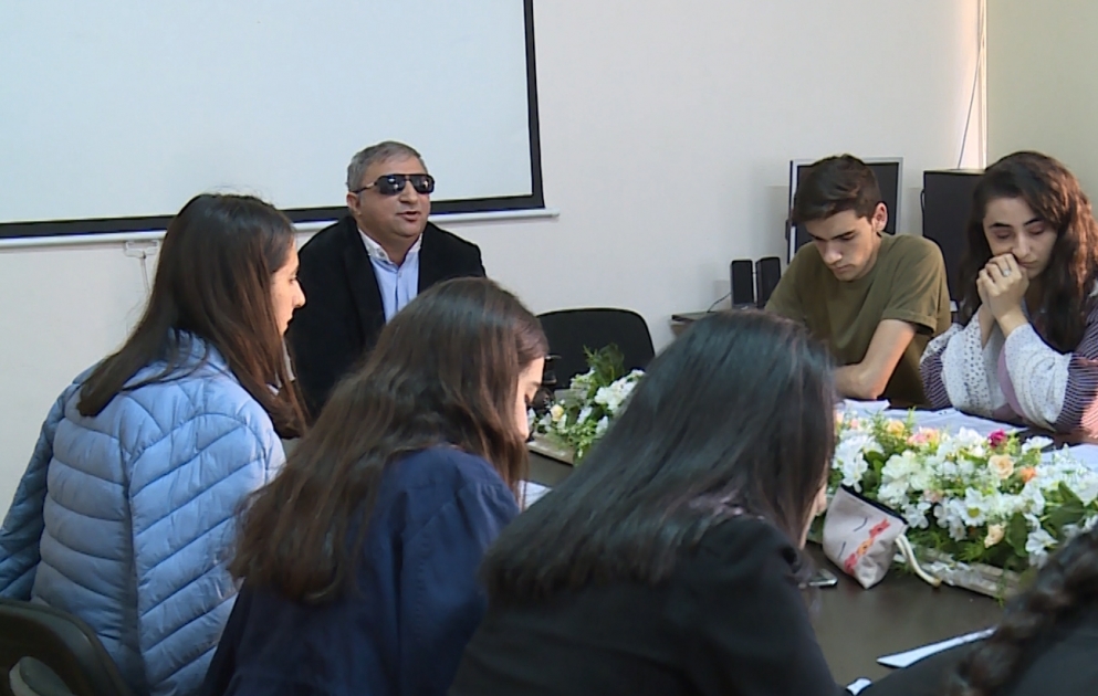 Gözləri görməsə də, 17 ildir tələbələrə ingilis dilini öyrədir