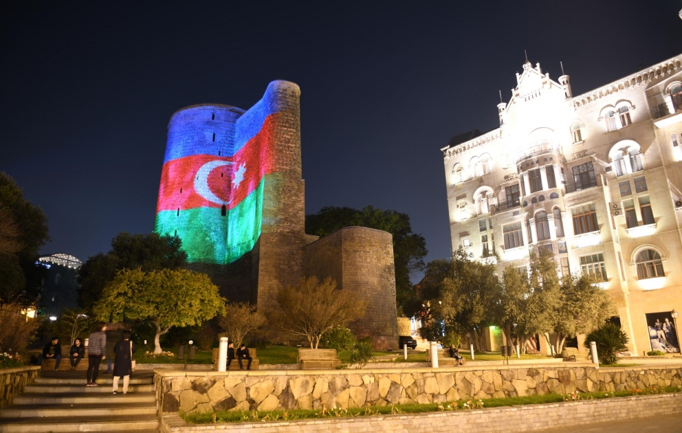 Bakı bütünlüklə Azərbaycan bayrağıyla bəzəndi