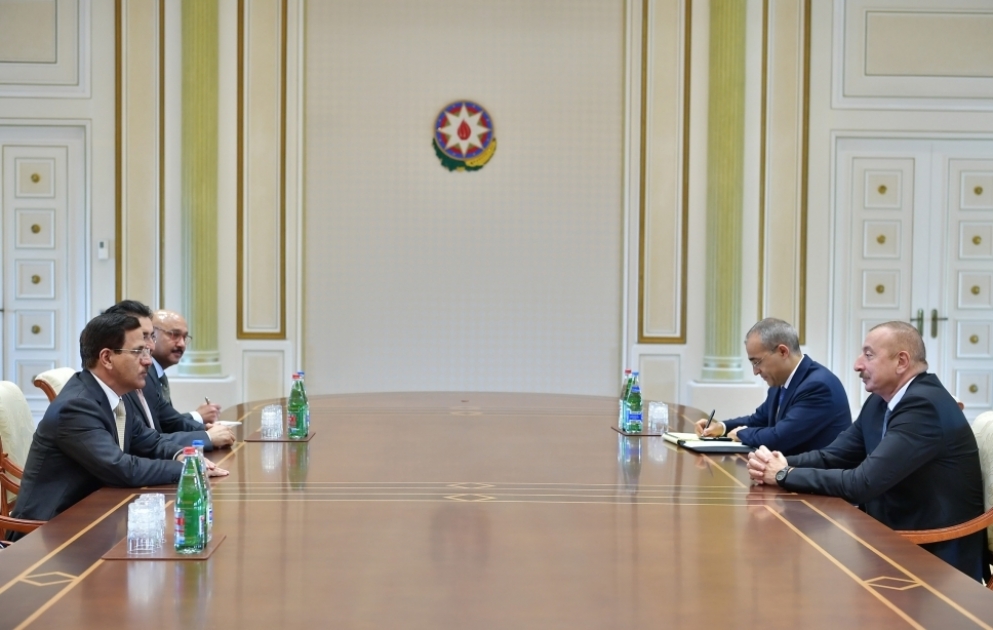 President Ilham Aliyev received delegation led by UAE minister of economy