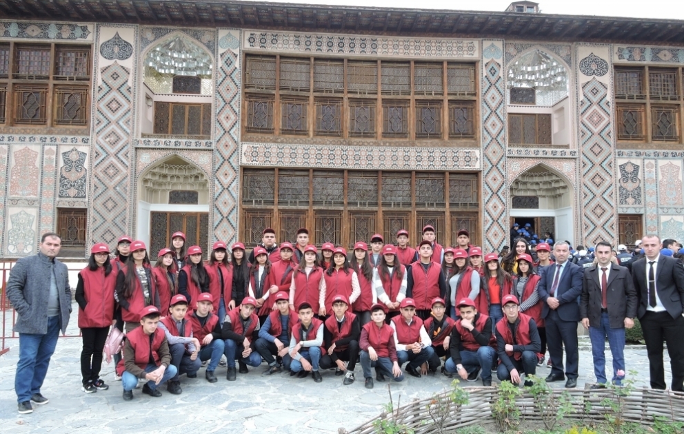 Məktəblilər Şəkinin tarixi məkanları ilə tanış olublar
